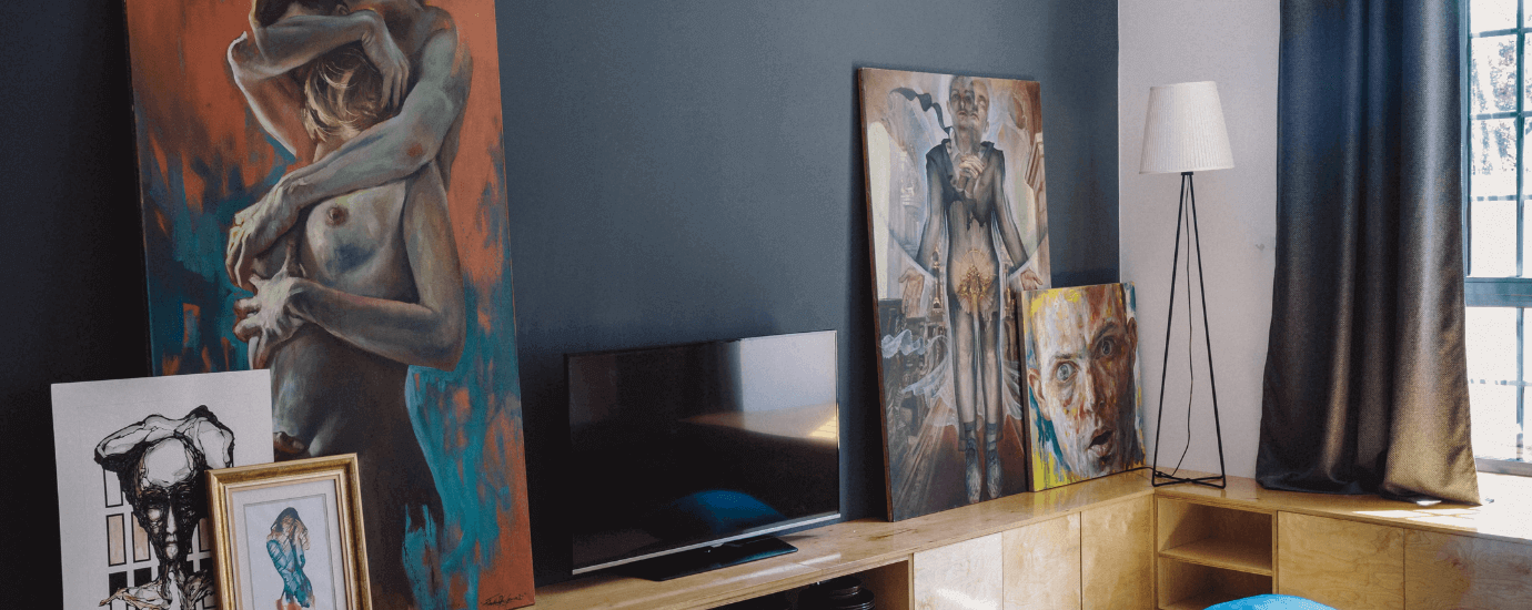 peintures abstraites dans appartement 